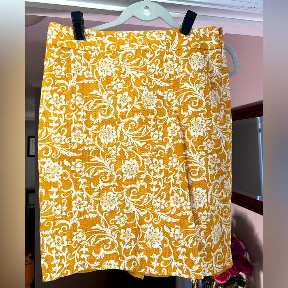 LOFT Yellow and White Floral Pencil Skirt Size 6